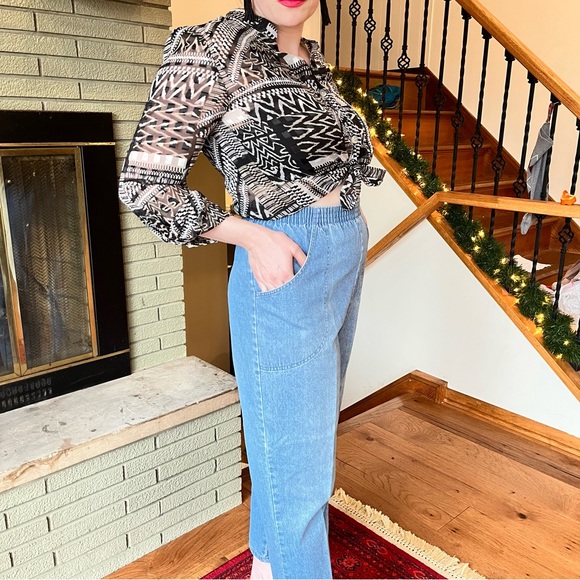 5/30🦄- Black and White Patterned Sheer Blouse - Picture 7 of 8